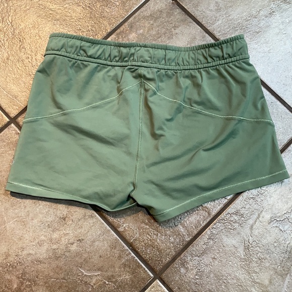 Ivivva green shorts in excellent condition - Picture 2 of 4